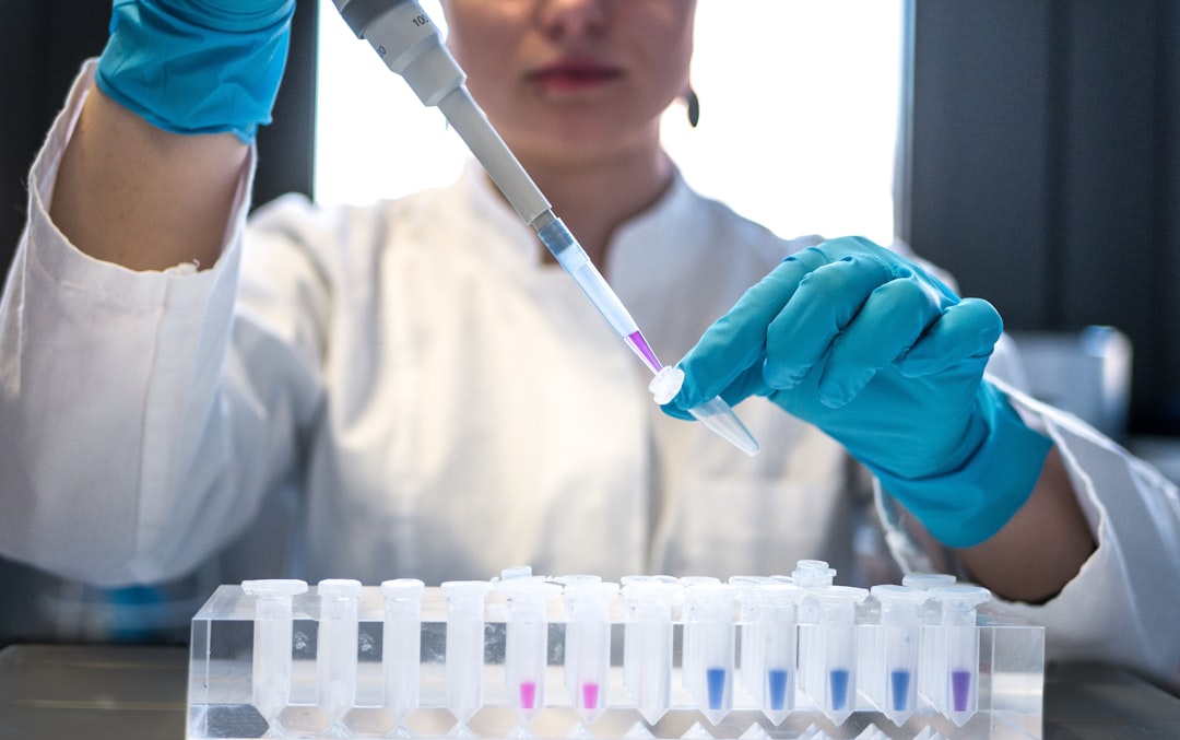 이민 NIW 케이스 — STEM 분야 박사 연구원 실험실 연구 장면
